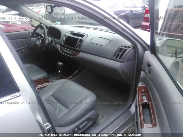 4T1BE32K02U625886 - 2002 TOYOTA CAMRY LE/XLE/SE Gümüş foto 5