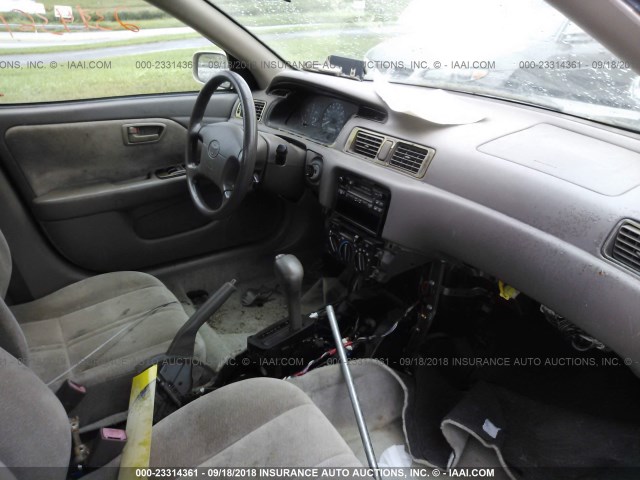 4T1BG22K8WU386968 - 1998 TOYOTA CAMRY CE/LE/XLE 金色 照片 5