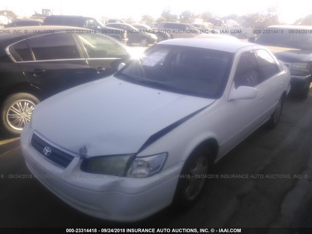 JT2BG22K5Y0449533 - 2000 TOYOTA CAMRY CE/LE/XLE თეთრი ფოტო 2