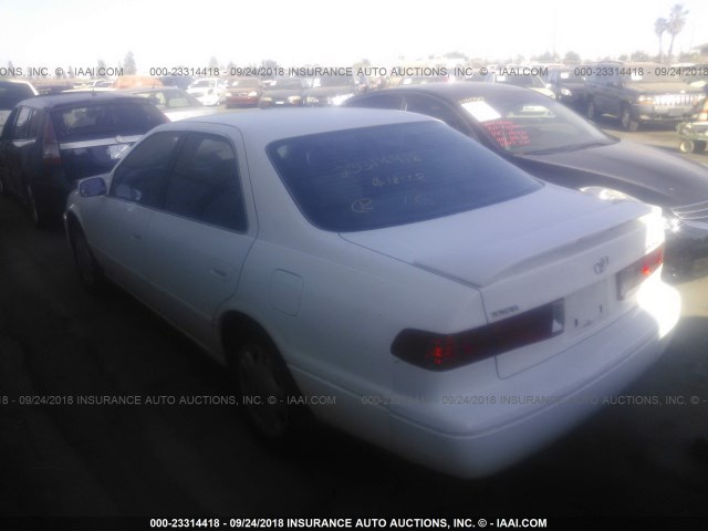 JT2BG22K5Y0449533 - 2000 TOYOTA CAMRY CE/LE/XLE თეთრი ფოტო 3