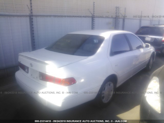 JT2BG22K5Y0449533 - 2000 TOYOTA CAMRY CE/LE/XLE თეთრი ფოტო 4