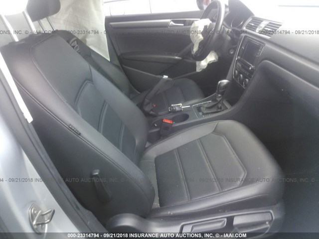 1VWDT7A33HC063773 - 2017 VOLKSWAGEN PASSAT R-LINE Gümüş foto 5