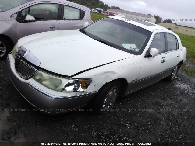 1LNHM82WX1Y709931 - 2001 LINCOLN TOWN CAR SIGNATURE WHITE photo 2