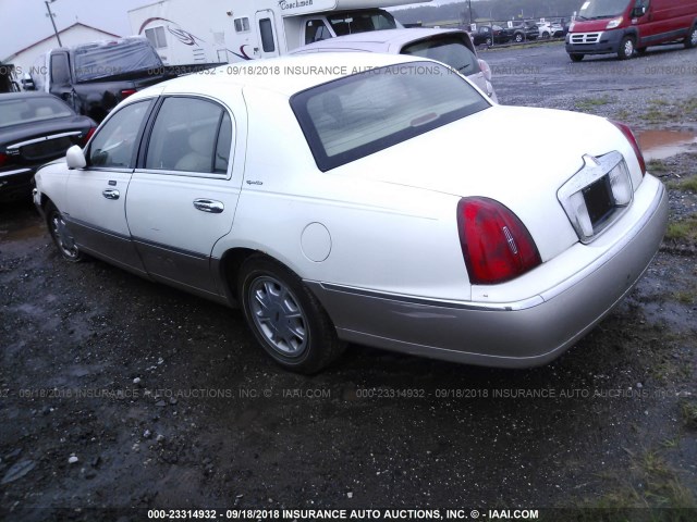 1LNHM82WX1Y709931 - 2001 LINCOLN TOWN CAR SIGNATURE WHITE photo 3