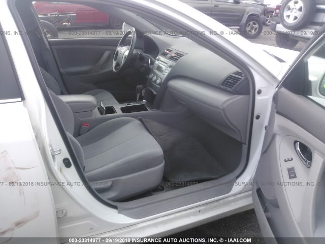 4T1BF3EK6AU553793 - 2010 TOYOTA CAMRY SE/LE/XLE WHITE photo 5