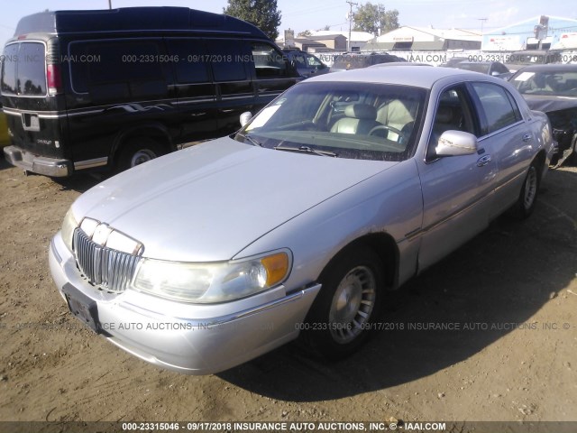1LNHM81W21Y707057 - 2001 LINCOLN TOWN CAR EXECUTIVE SILVER photo 2