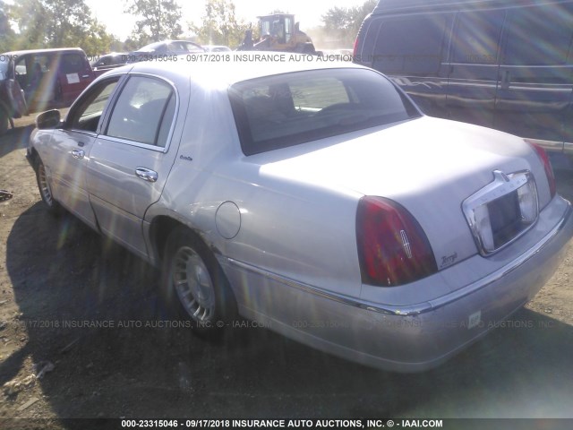 1LNHM81W21Y707057 - 2001 LINCOLN TOWN CAR EXECUTIVE SILVER photo 3