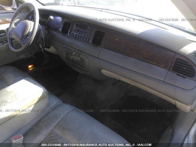 1LNHM81W21Y707057 - 2001 LINCOLN TOWN CAR EXECUTIVE SILVER photo 5