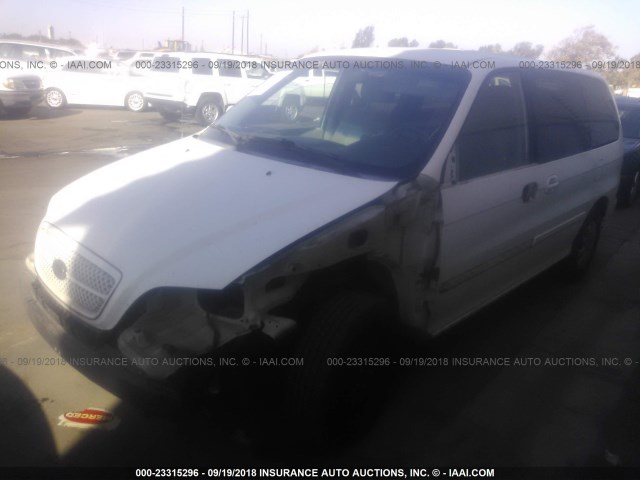 KNDUP132956694174 - 2005 KIA SEDONA EX/LX WHITE photo 2