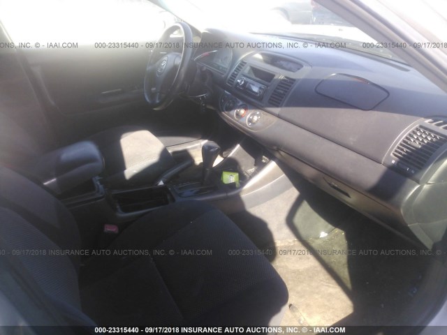 4T1BE32K74U822038 - 2004 TOYOTA CAMRY LE/XLE/SE Күміс фото 5