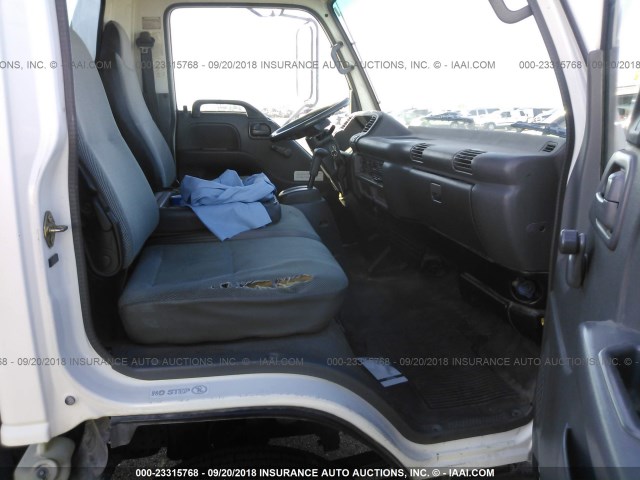 J8BC4B14237000633 - 2003 CHEVROLET TILT MASTER W4S04  WHITE photo 5