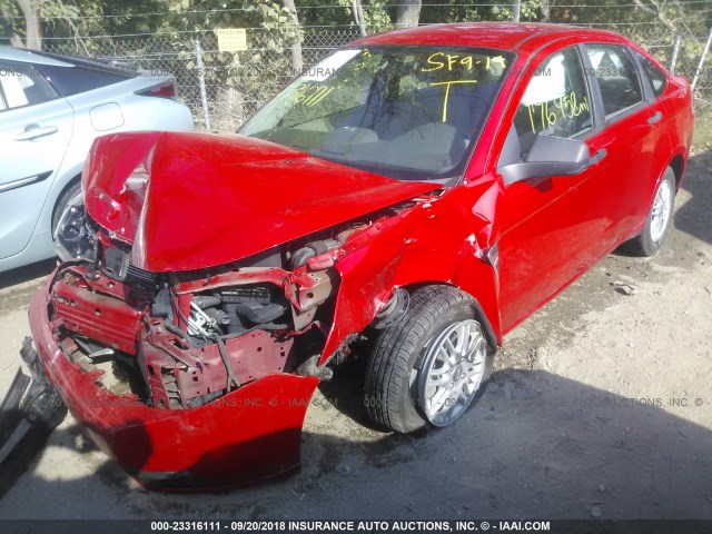 1FAHP35N68W197565 - 2008 FORD FOCUS SE/SEL/SES RED photo 2