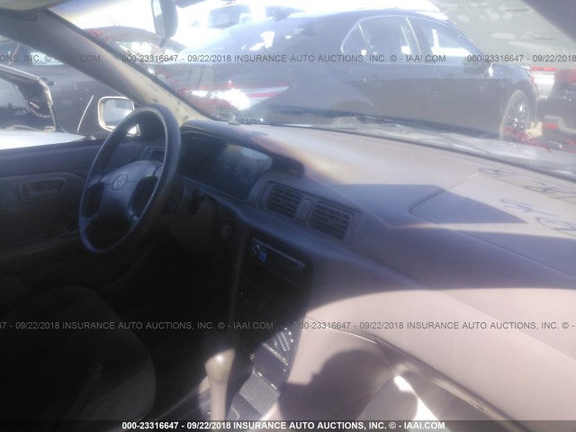 4T1BG22K0VU824266 - 1997 TOYOTA CAMRY CE/LE/XLE 金色 照片 5