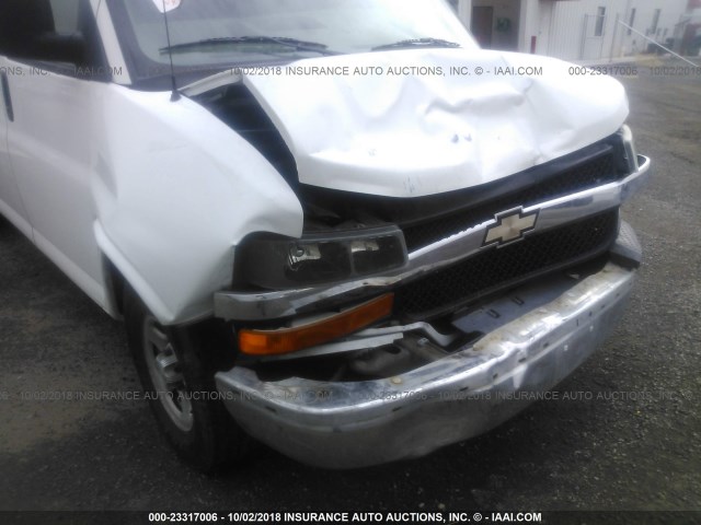 1GCFG154781158414 - 2008 CHEVROLET EXPRESS G1500  WHITE photo 6