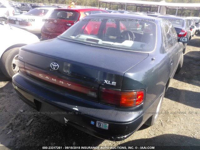 4T1VK13E1NU008083 - 1992 TOYOTA CAMRY XLE GREEN photo 4