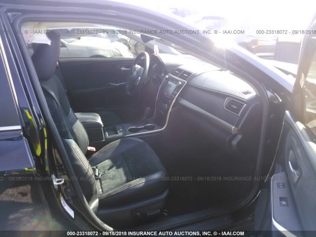 4T1BK1FK2HU031784 - 2017 TOYOTA CAMRY XSE/XLE Qara foto 5