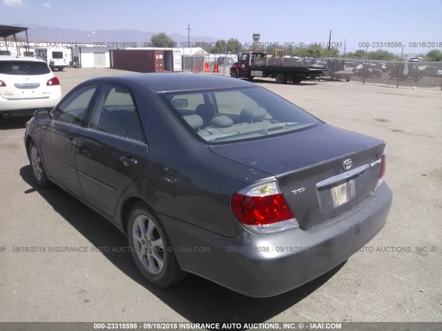 4T1BE30K15U535718 - 2005 TOYOTA CAMRY LE/XLE/SE Сұр фото 3