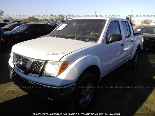 1N6AD07WX6C476120 - 2006 NISSAN FRONTIER CREW CAB LE/SE/OFF ROAD WHITE photo 2