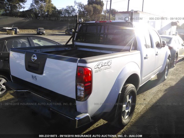 1N6AD07WX6C476120 - 2006 NISSAN FRONTIER CREW CAB LE/SE/OFF ROAD WHITE photo 4