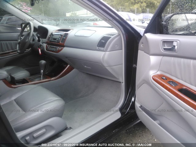 4T1BF30K23U049090 - 2003 TOYOTA CAMRY LE/XLE/SE BLACK photo 5