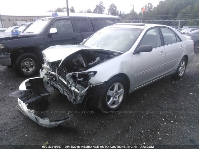 JTDBE32K853029603 - 2005 TOYOTA CAMRY LE/XLE/SE Күміс фото 2