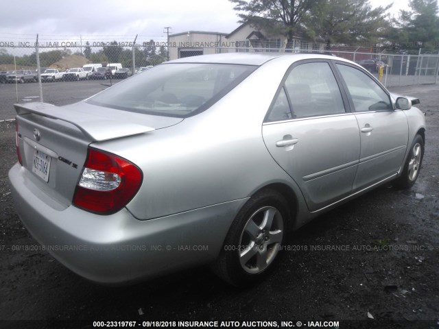 JTDBE32K853029603 - 2005 TOYOTA CAMRY LE/XLE/SE Күміс фото 4