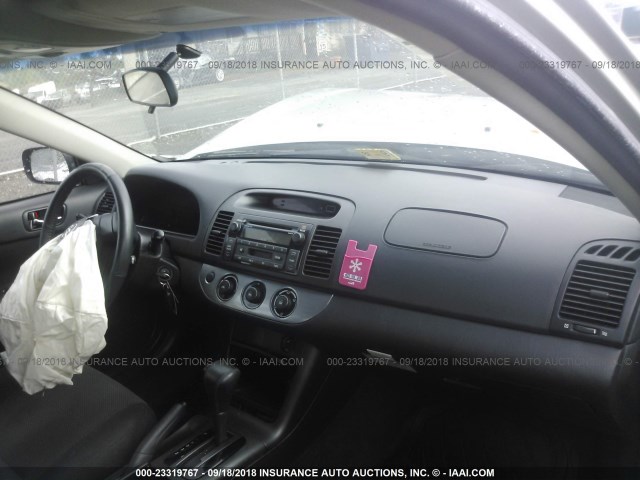 JTDBE32K853029603 - 2005 TOYOTA CAMRY LE/XLE/SE Күміс фото 5