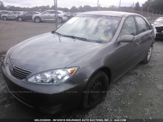 JTDBE30K763054531 - 2006 TOYOTA CAMRY LE/XLE GRAY photo 2