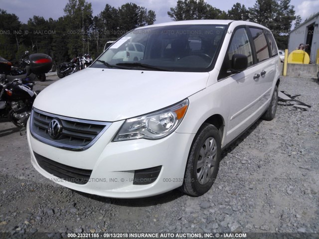 2V4RW4D10AR138375 - 2010 VOLKSWAGEN ROUTAN S WHITE photo 2