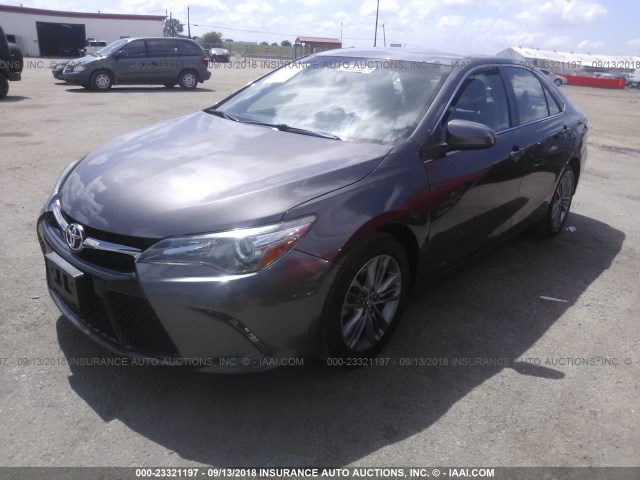 4T1BF1FKXFU063030 - 2015 TOYOTA CAMRY LE/XLE/SE/XSE GRAY photo 2