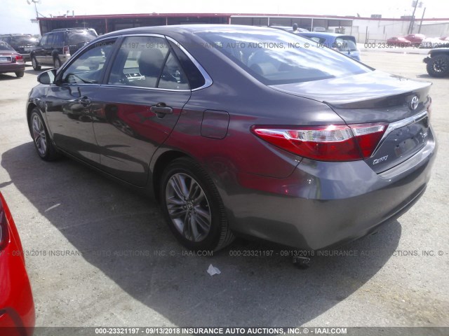 4T1BF1FKXFU063030 - 2015 TOYOTA CAMRY LE/XLE/SE/XSE GRAY photo 3