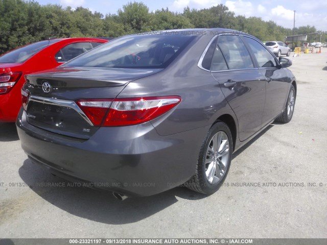 4T1BF1FKXFU063030 - 2015 TOYOTA CAMRY LE/XLE/SE/XSE GRAY photo 4