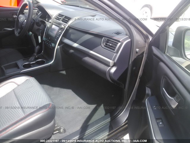 4T1BF1FKXFU063030 - 2015 TOYOTA CAMRY LE/XLE/SE/XSE GRAY photo 5