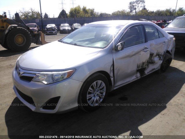 4T1BF1FKXDU701807 - 2013 TOYOTA CAMRY L/SE/LE/XLE Gümüş foto 2