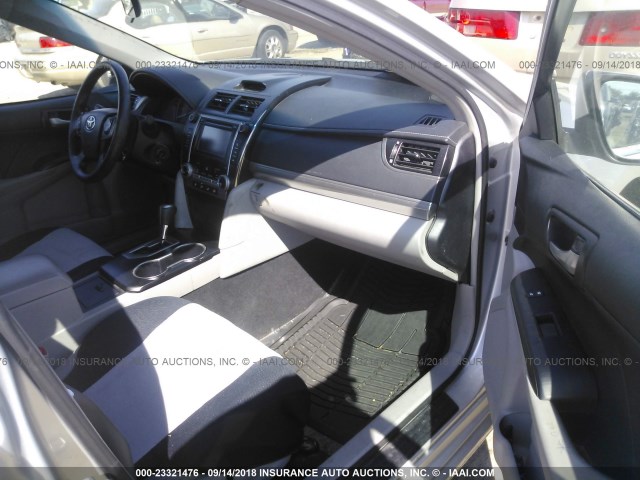 4T1BF1FKXDU701807 - 2013 TOYOTA CAMRY L/SE/LE/XLE Gümüş foto 5