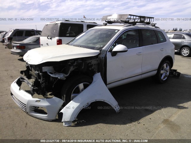 WVGEF9BP3DD002578 - 2013 VOLKSWAGEN TOUAREG V6 WHITE photo 2