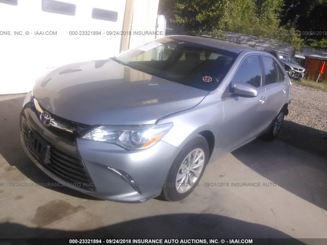 4T4BF1FK6FR491280 - 2015 TOYOTA CAMRY LE/XLE/SE/XSE 银色 照片 2