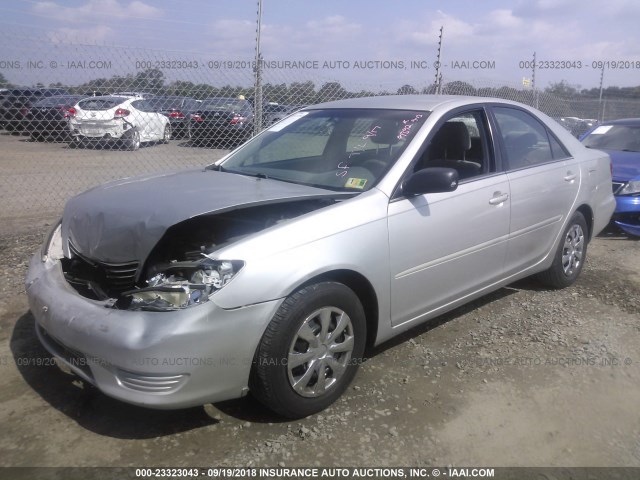 4T1BE32K95U036355 - 2005 TOYOTA CAMRY LE/XLE/SE SILVER photo 2