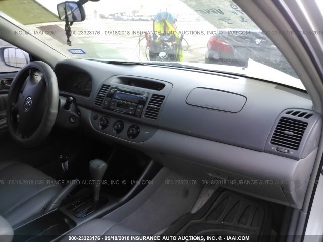 4T1BF32K14U581283 - 2004 TOYOTA CAMRY LE/XLE/SE Gümüş foto 5