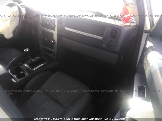 1J8HH48K58C114894 - 2008 JEEP COMMANDER SPORT WHITE photo 5