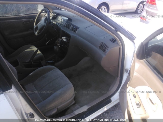 JT2BG22K1W0212499 - 1998 TOYOTA CAMRY CE/LE/XLE 白色 照片 5