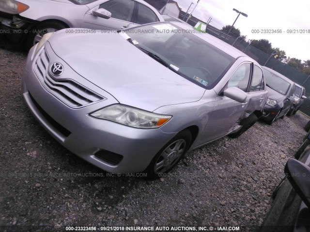 4T1BF3EK9AU069262 - 2010 TOYOTA CAMRY SE/LE/XLE SILVER photo 2