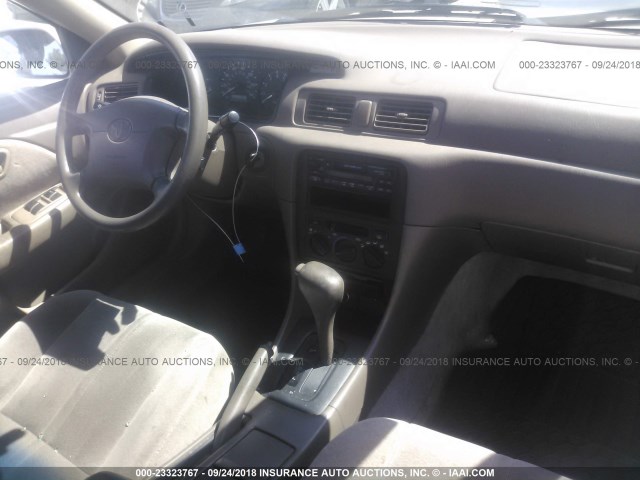 JT2BG22K6W0224289 - 1998 TOYOTA CAMRY CE/LE/XLE 棕色 照片 5
