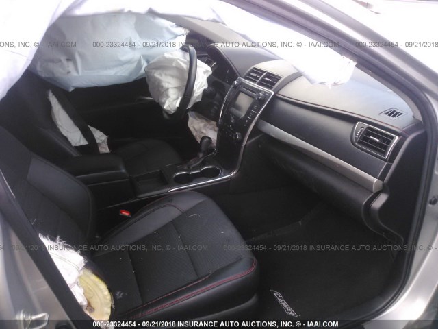4T1BF1FK9GU172113 - 2016 TOYOTA CAMRY LE/XLE/SE/XSE 银色 照片 5