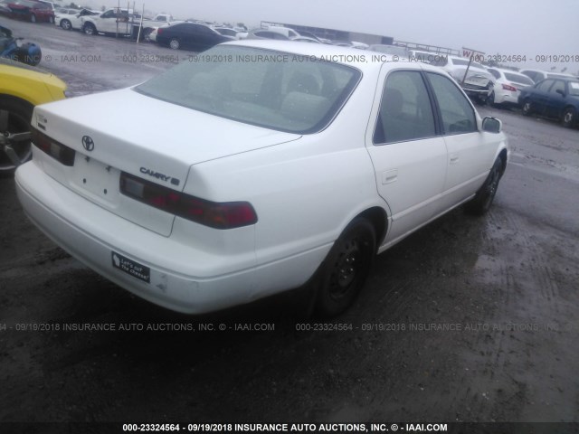 4T1BG28K3WU831835 - 1998 TOYOTA CAMRY CE/LE/XLE 白色 照片 4