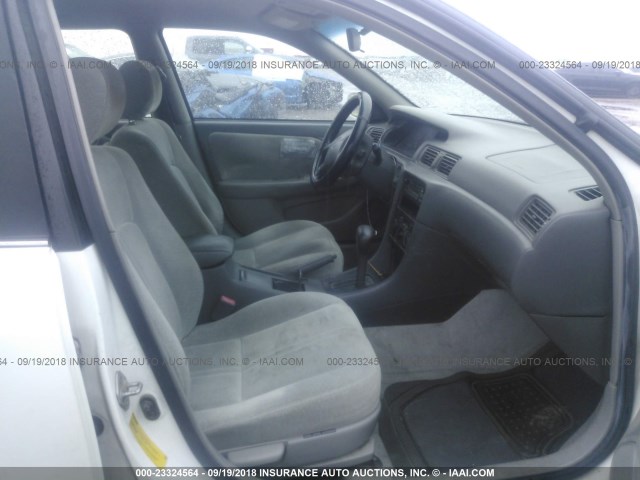 4T1BG28K3WU831835 - 1998 TOYOTA CAMRY CE/LE/XLE 白色 照片 5