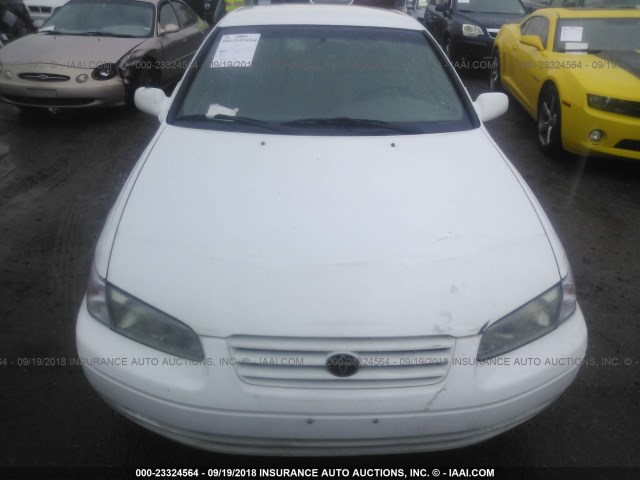 4T1BG28K3WU831835 - 1998 TOYOTA CAMRY CE/LE/XLE 白色 照片 6