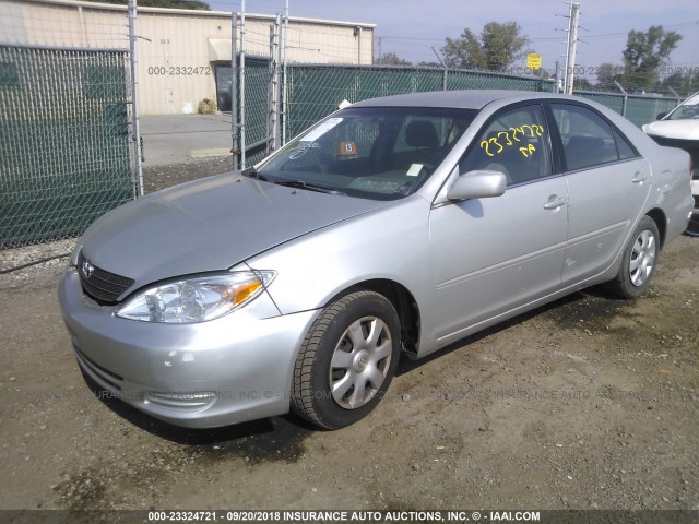 4T1BE32KX2U591603 - 2002 TOYOTA CAMRY LE/XLE/SE SILVER photo 2