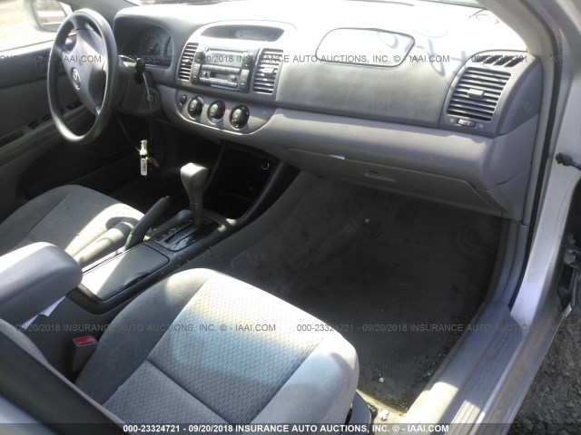 4T1BE32KX2U591603 - 2002 TOYOTA CAMRY LE/XLE/SE SILVER photo 5
