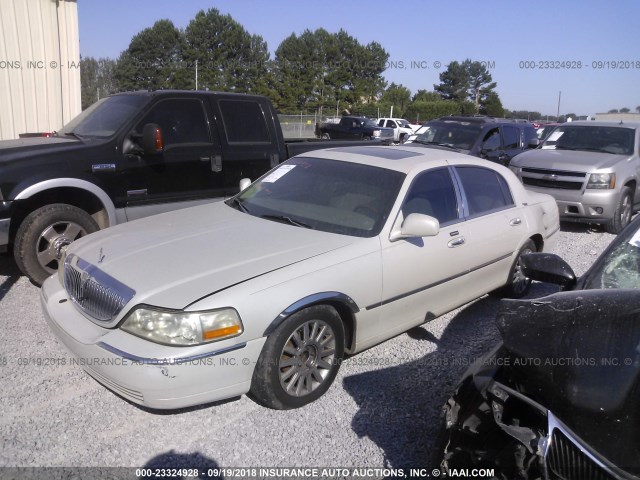 1LNHM82W55Y647036 - 2005 LINCOLN TOWN CAR SIGNATURE LIMITED CREAM photo 2